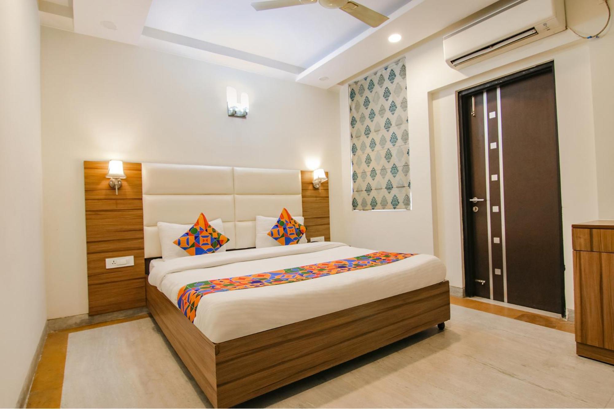 Hotel Leaf 9, Cyber City Near Ambience Mall Gurgaon Esterno foto