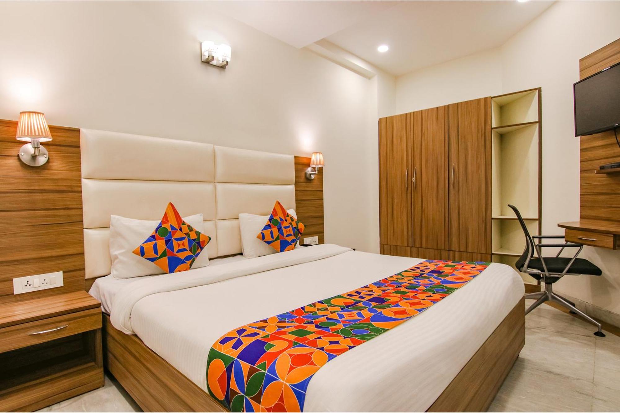 Hotel Leaf 9, Cyber City Near Ambience Mall Gurgaon Esterno foto