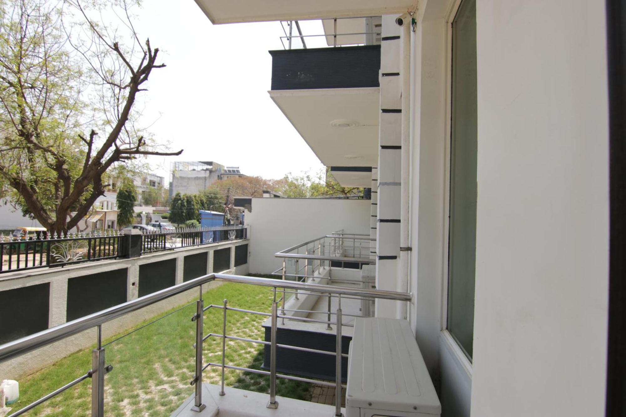 Hotel Leaf 9, Cyber City Near Ambience Mall Gurgaon Esterno foto