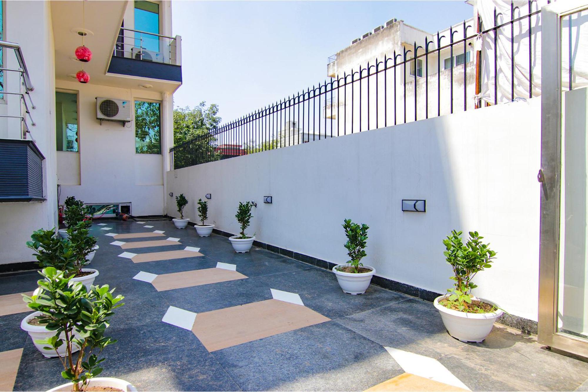 Hotel Leaf 9, Cyber City Near Ambience Mall Gurgaon Esterno foto