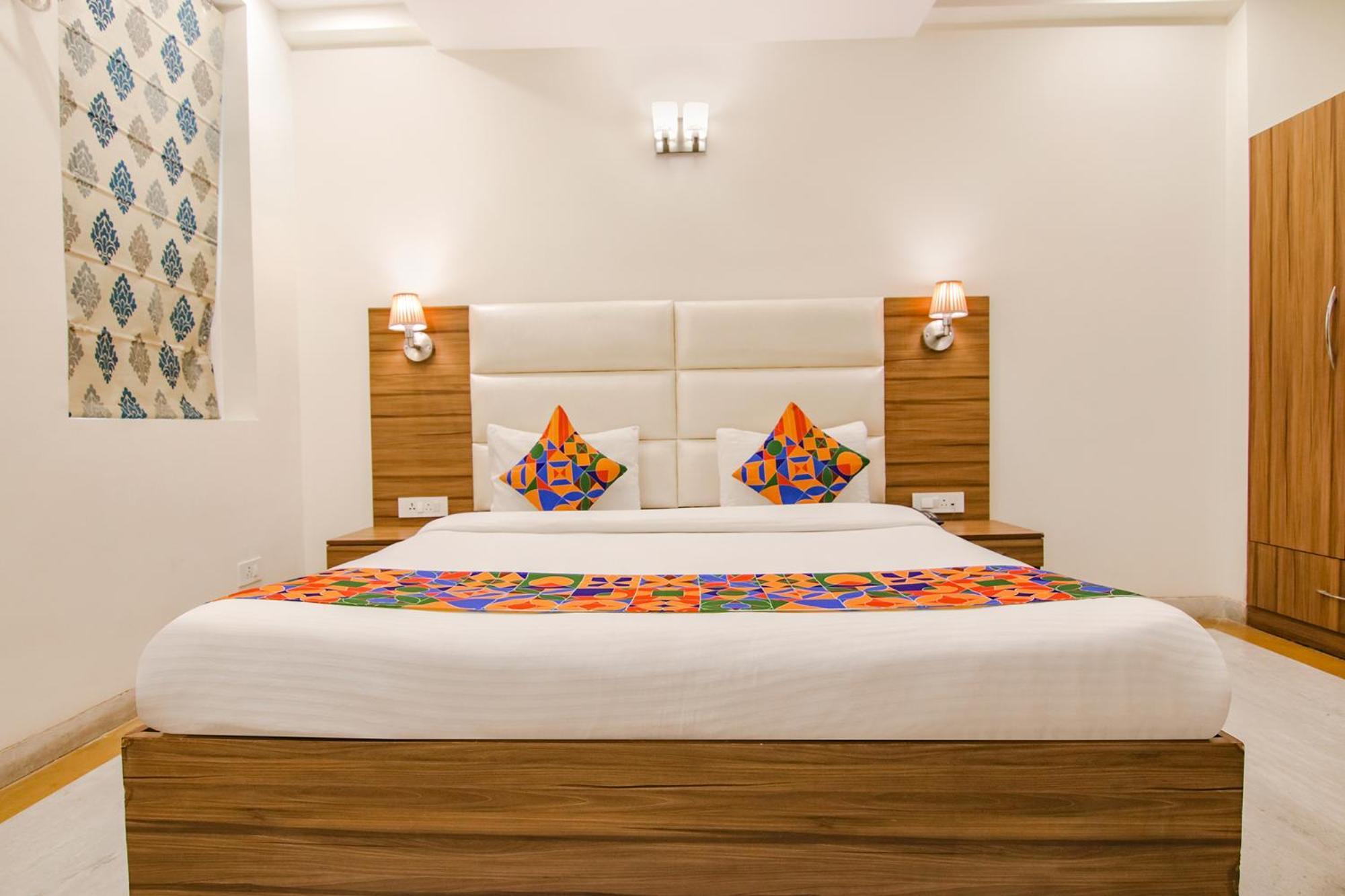 Hotel Leaf 9, Cyber City Near Ambience Mall Gurgaon Esterno foto